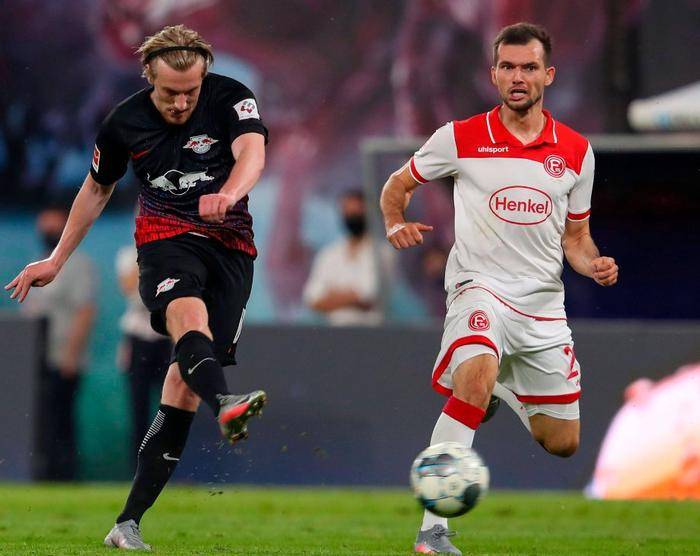 德甲比赛精彩纷呈,关键扑救挽救大局的简单介绍 德甲比赛精彩纷呈,关键扑救挽救大局的简单介绍