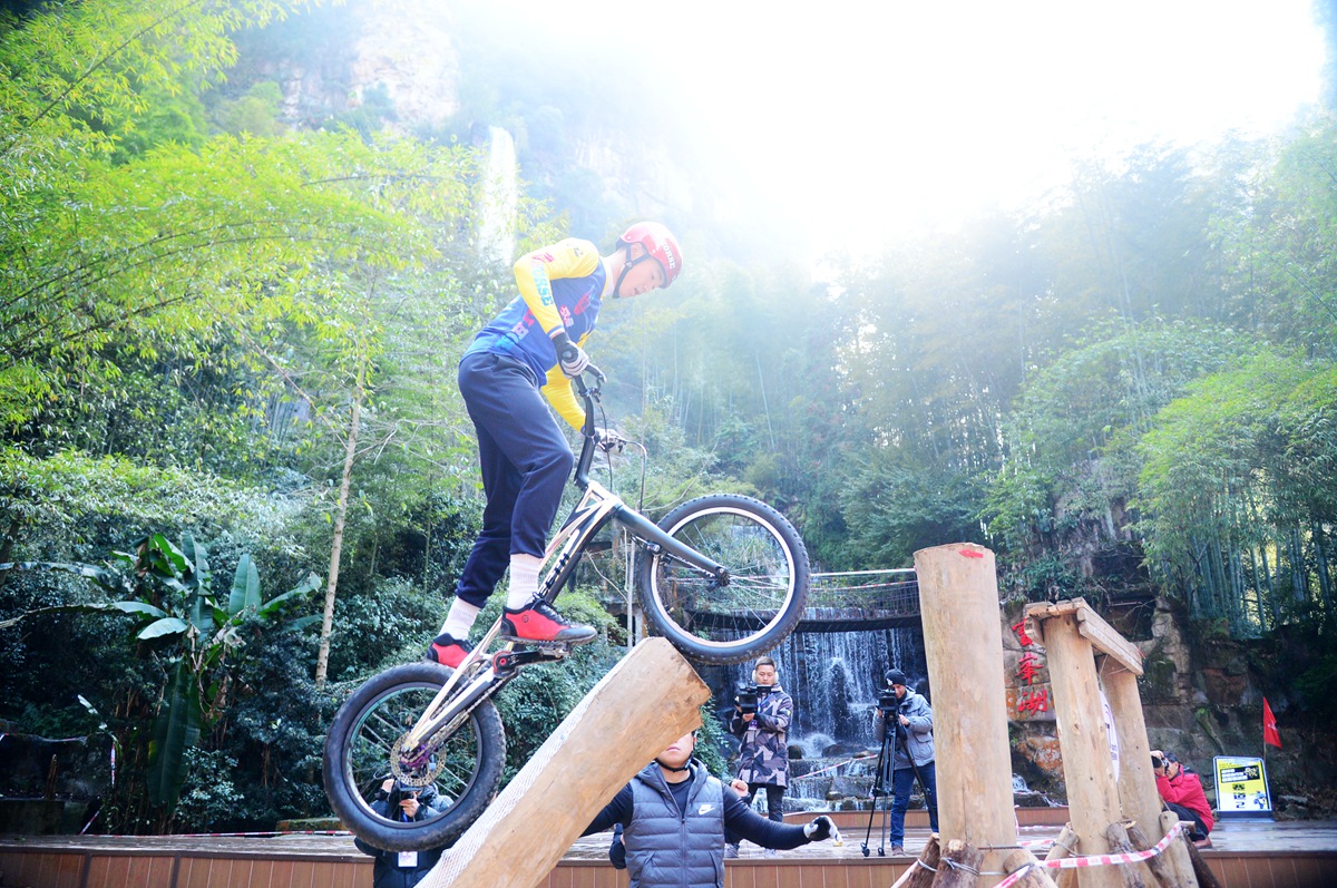 关于极限单车攀爬赛：城市障碍的智慧突破的信息